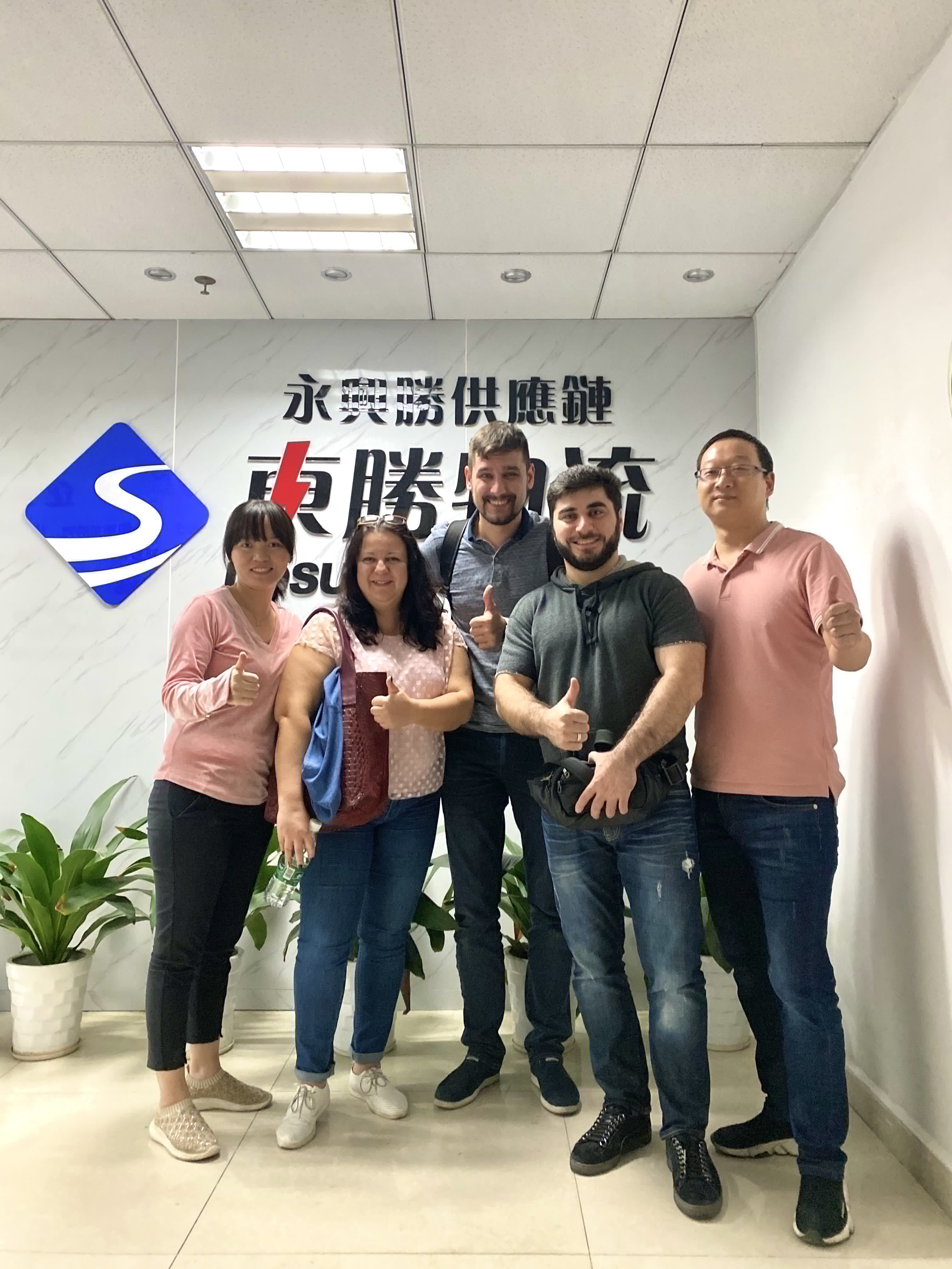 英國香薰進口報關案例，客戶留影紀念；